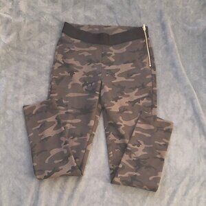 Girl's GAP S/P size army stretch pants - Basically new